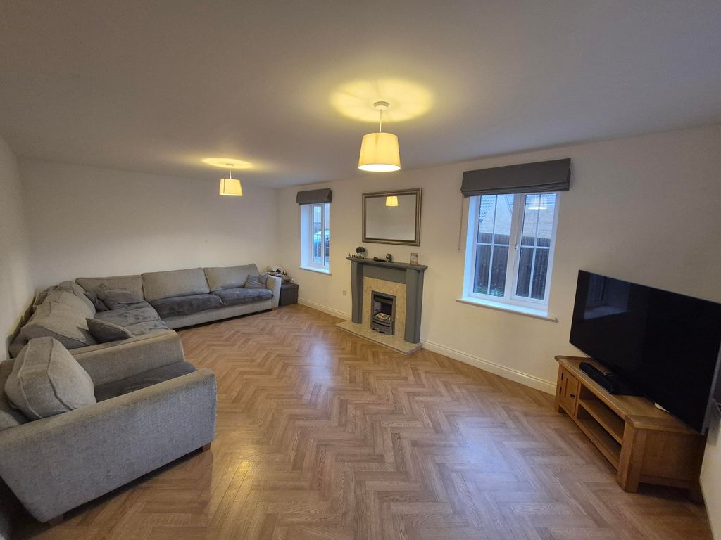 Property photo 3 of 19 Lounge