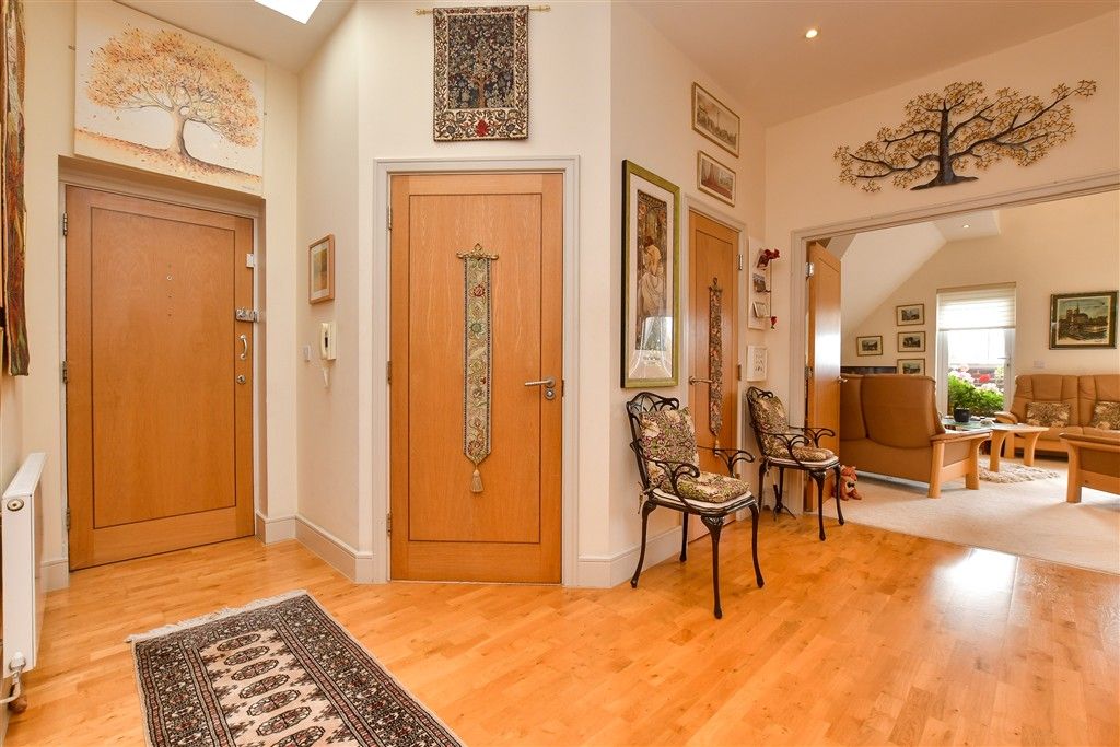 Property photo 3 of 16 Entrance Hall