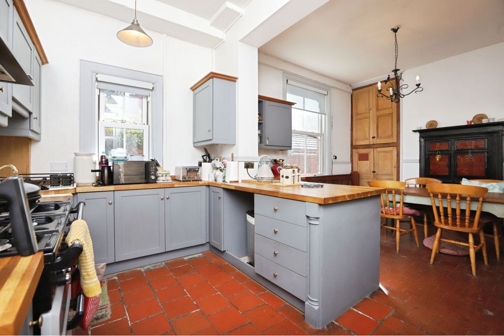 Property photo 3 of 18 Kitchen