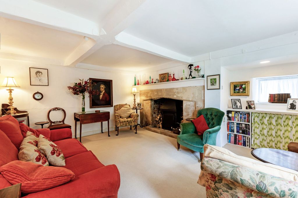 Property photo 2 of 19 24 Sitting Room
