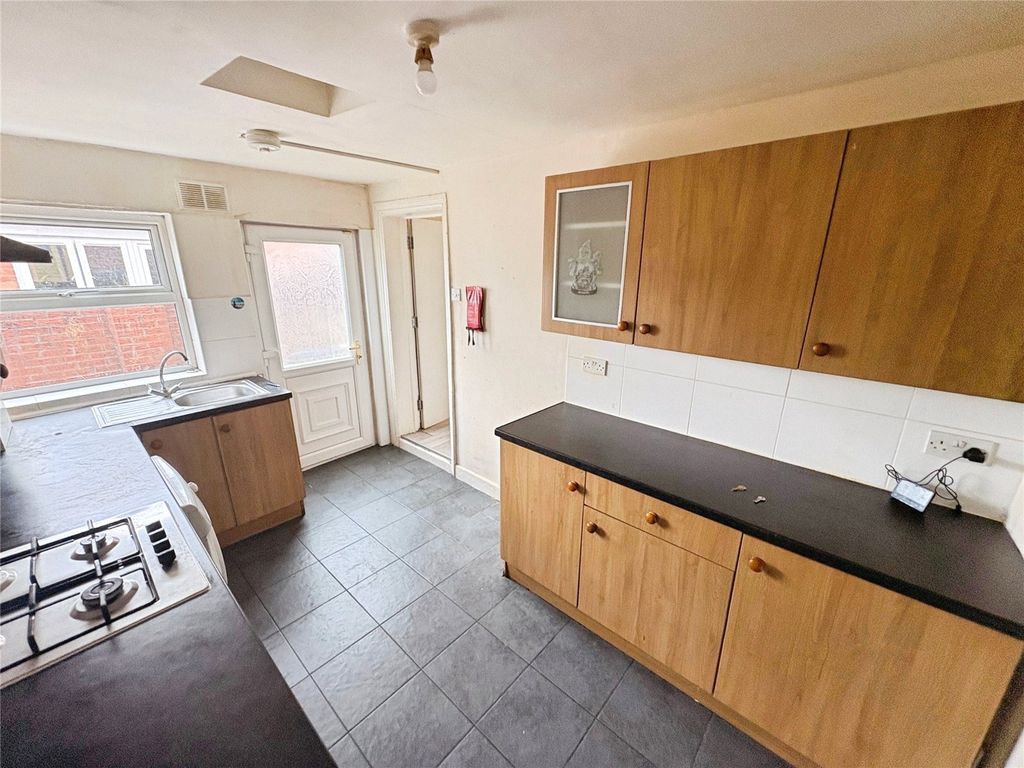 Property photo 3 of 8 Kitchen
