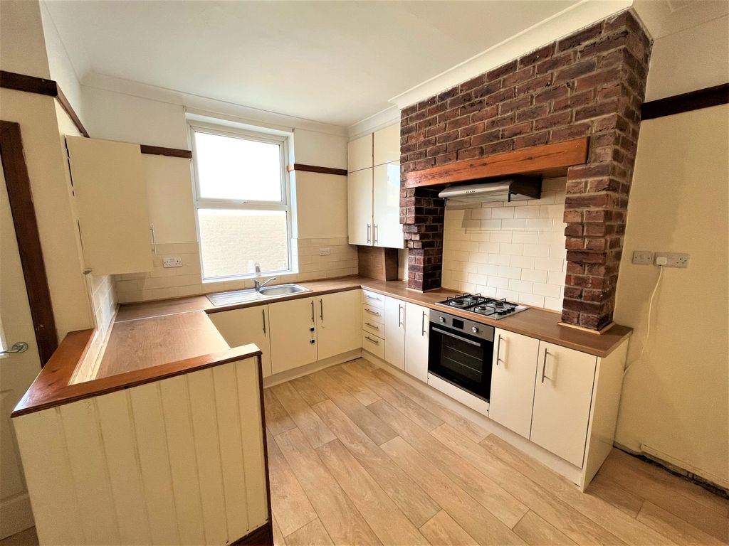 Property photo 3 of 8 Kitchen