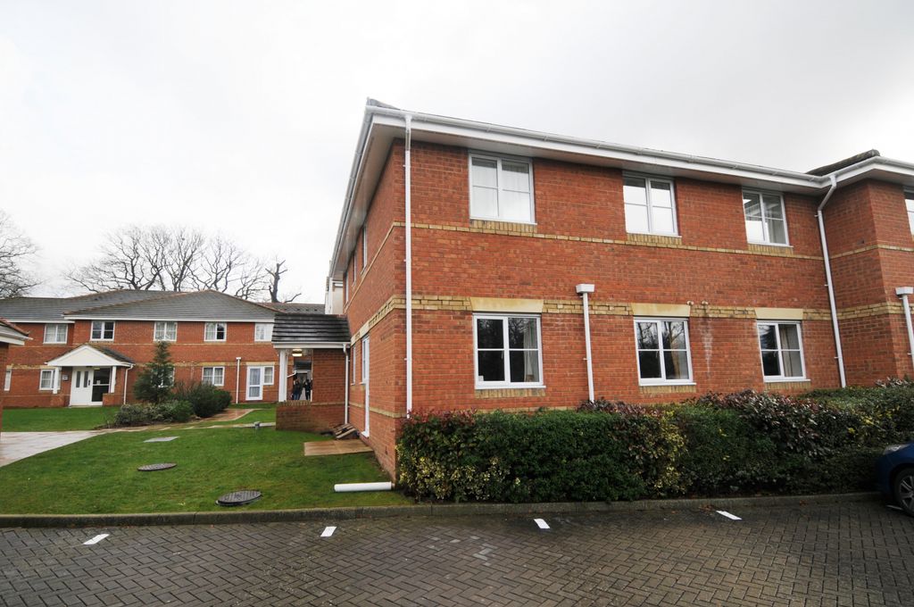 Property photo 1 of 4 Close To Manor Royal And Local Amenities - Off Road Parking - Furnished/Unfurnished