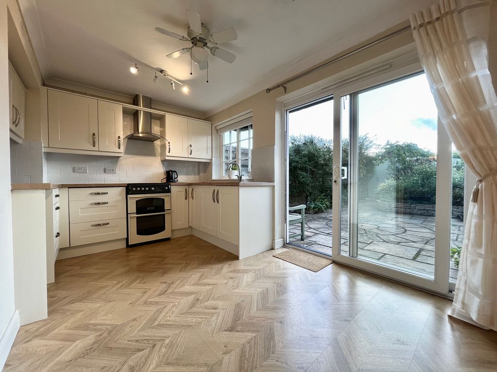 Property photo 3 of 17 Kitchen