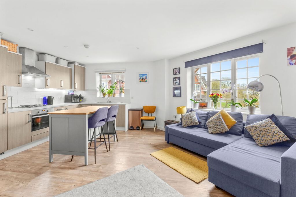 Property photo 2 of 9 Living Space