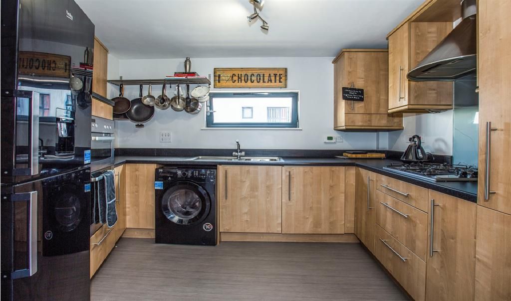 Property photo 3 of 7 Kitchen