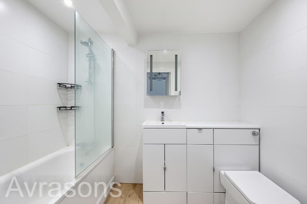 Property photo 3 of 10 Bathroom