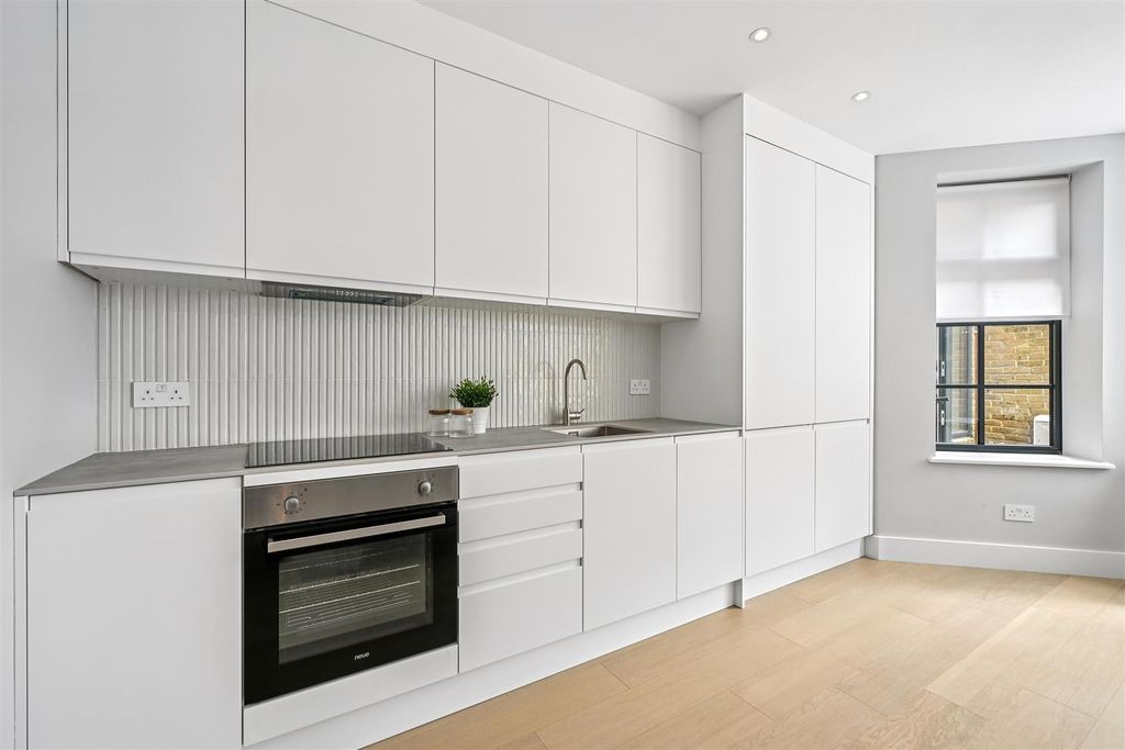 Property photo 2 of 7 Caxton Gate