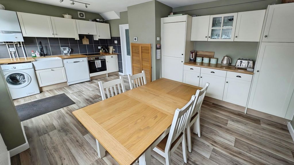 Property photo 2 of 18 Pbox-Kitchen-335777.Jpg