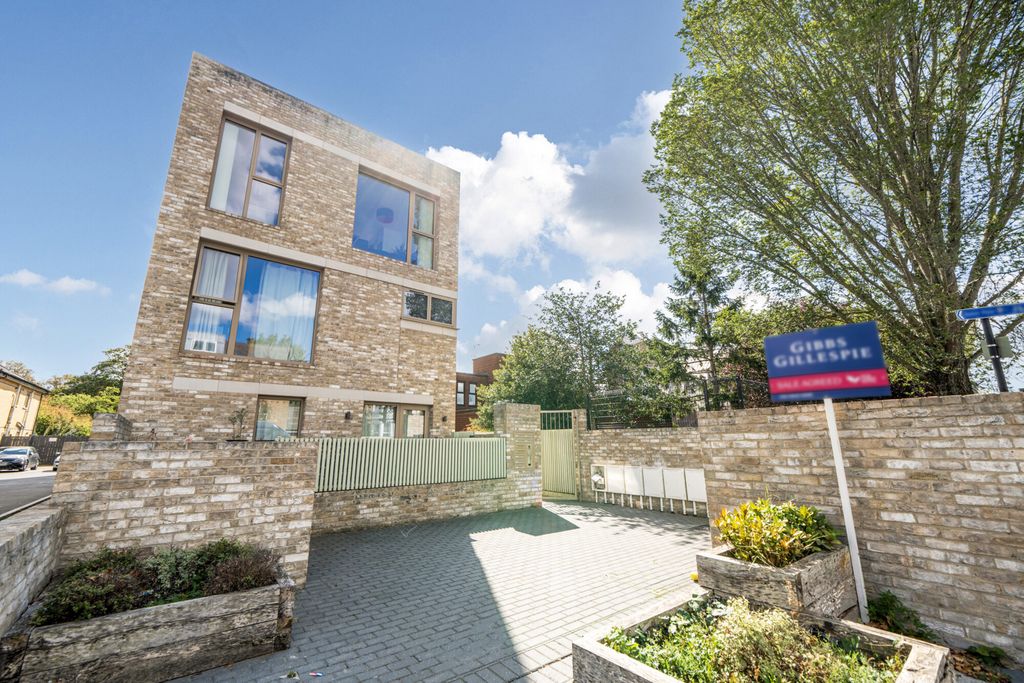 Property photo 1 of 18 1348701-1-68Becf1...