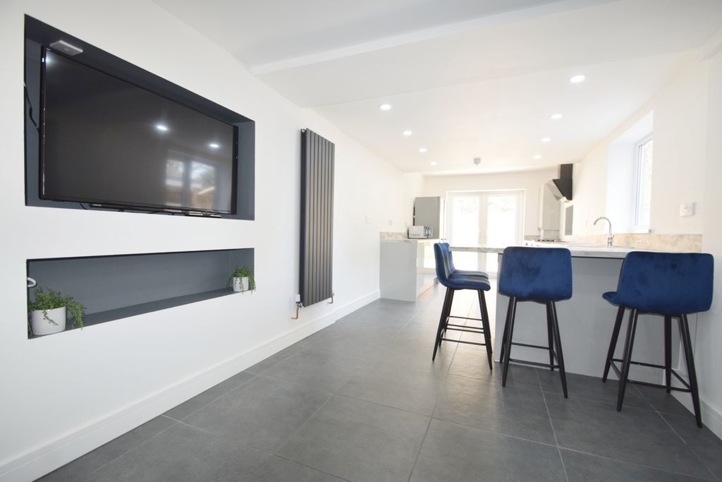 Property photo 1 of 27 Photo 3