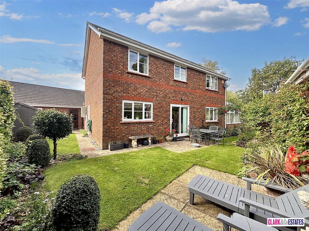 Property photo 3 of 18 Garden