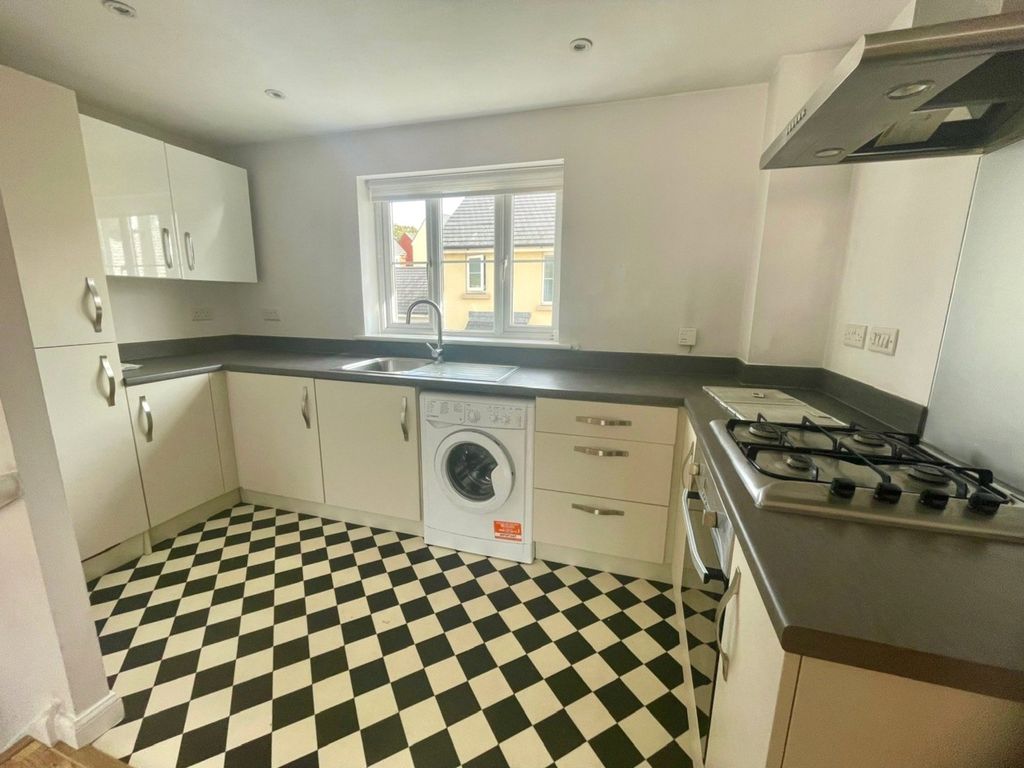 Property photo 3 of 13 Kitchen