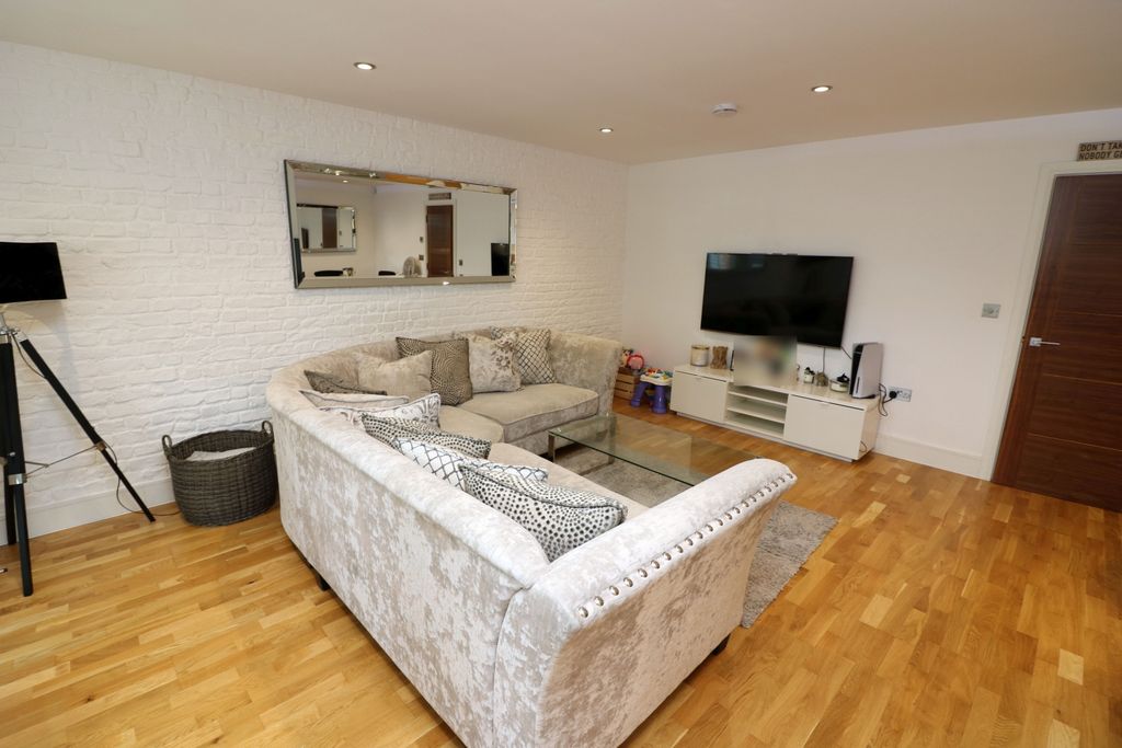 Property photo 3 of 10 Lounge Right