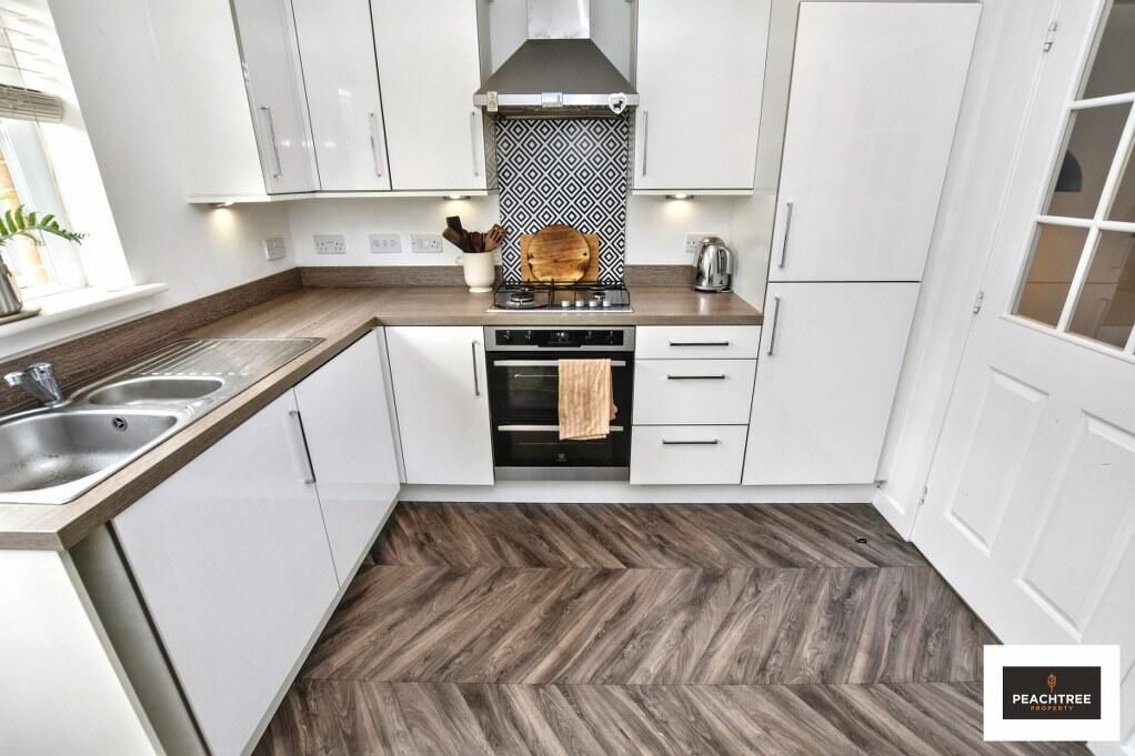 Property photo 3 of 21 Kitchen