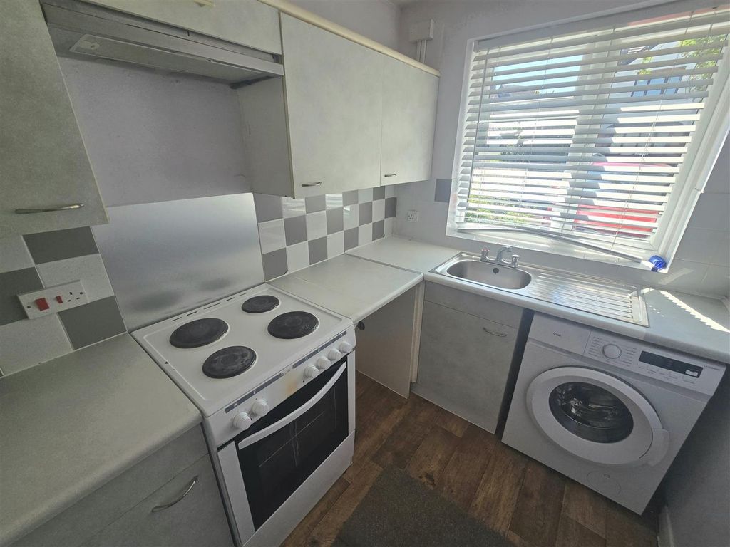 Property photo 3 of 8 Kitchen