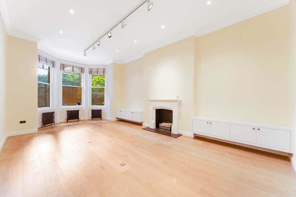 Property photo 2 of 21 Bright Large Living Area