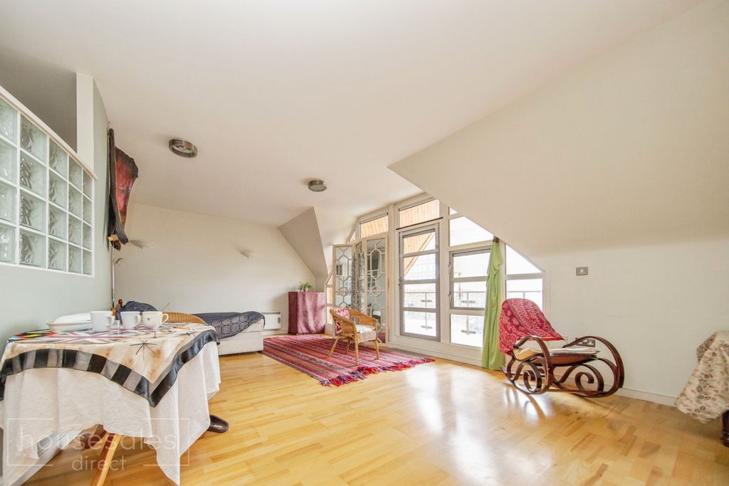 Property photo 3 of 11