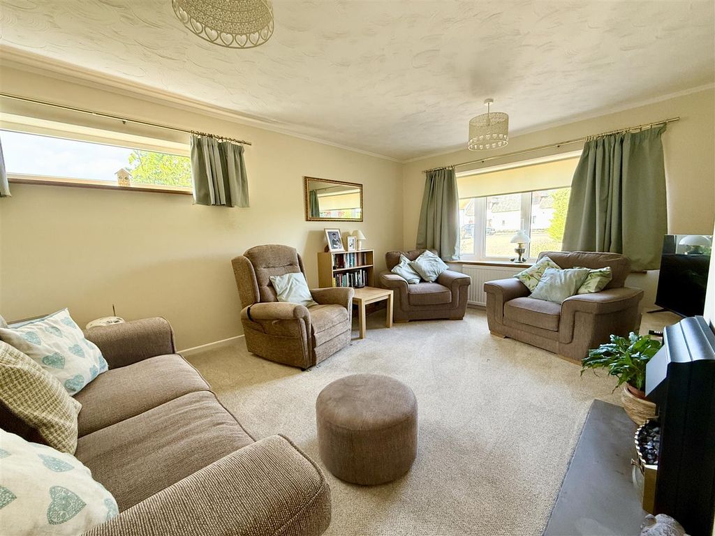 Property photo 3 of 16 Lounge