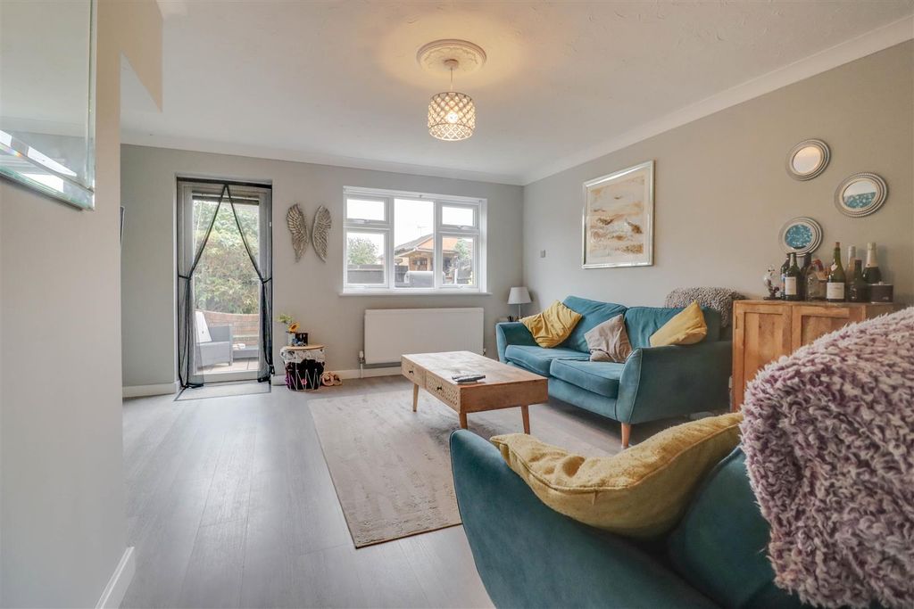 Property photo 2 of 13 9 Heybridge Drive-7.Jpg