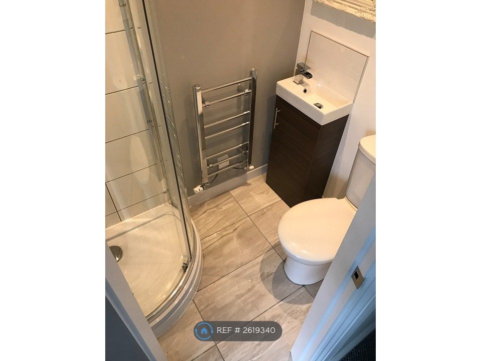 Property photo 2 of 7 En Suite Of Similar Size And Layout