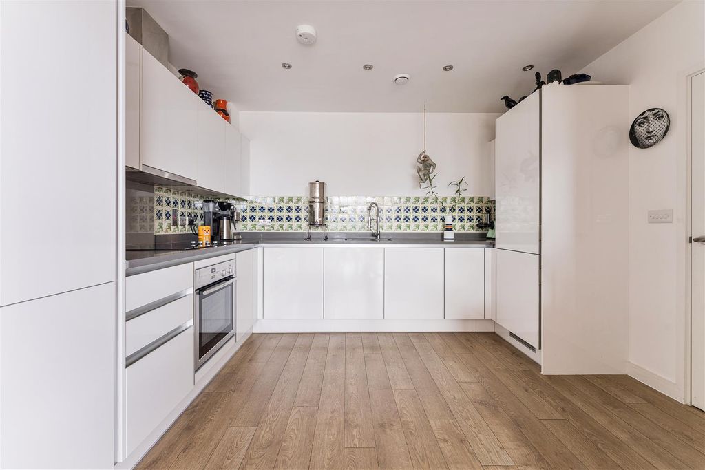 Property photo 2 of 51 +Hargreaves Court, E3
