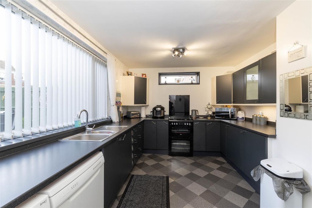 Property photo 3 of 12 Kitchen