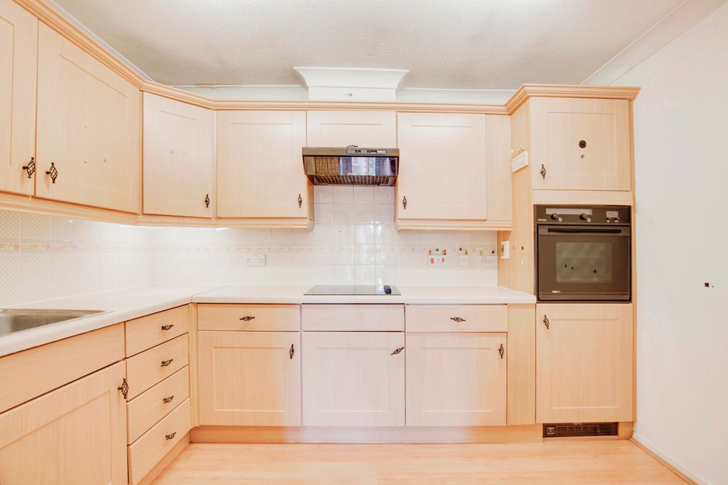 Property photo 3 of 10 Kitchen