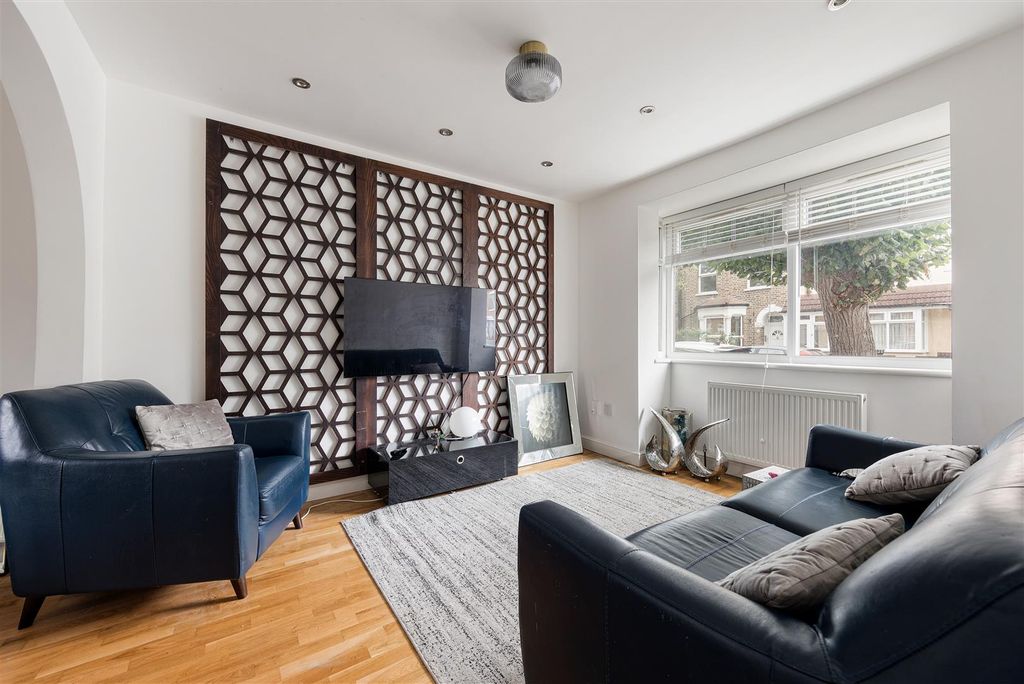 Property photo 2 of 32 Melford Road, E17