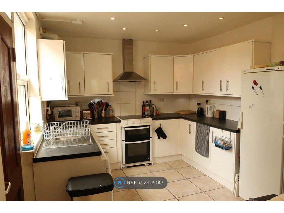 Property photo 2 of 9 Kitchen