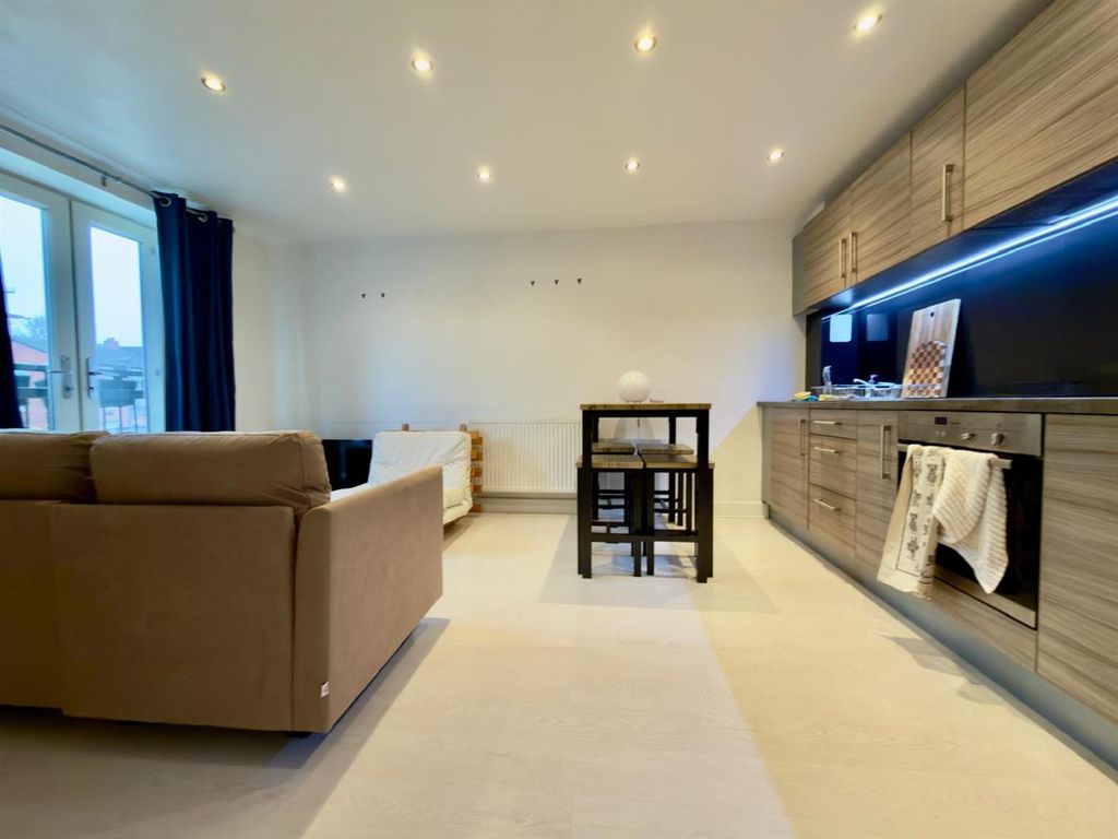 Property photo 3 of 13 dc161469-1615-4Bc6-9168-Ddfb95Db1840.Jpg