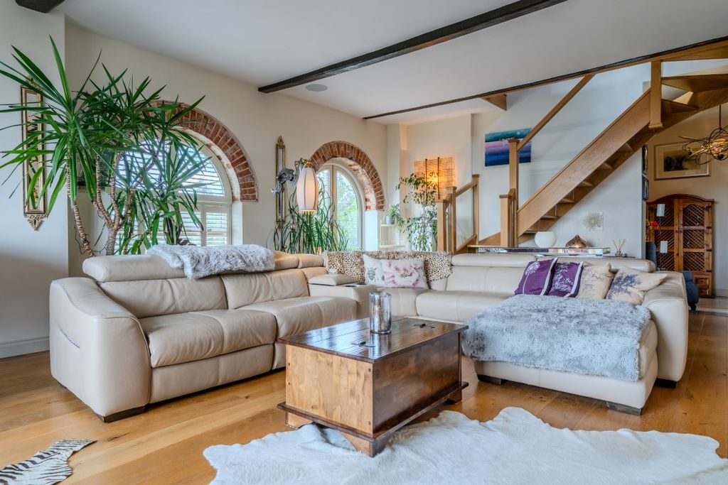 Property photo 3 of 32