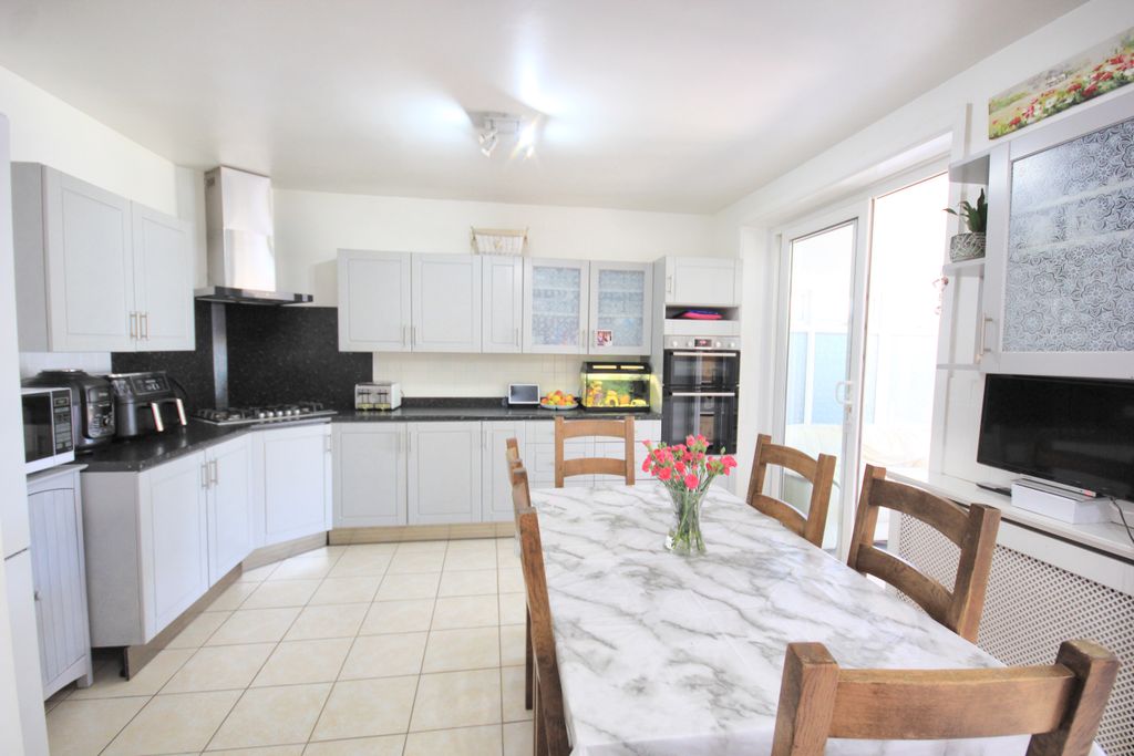 Property photo 3 of 31