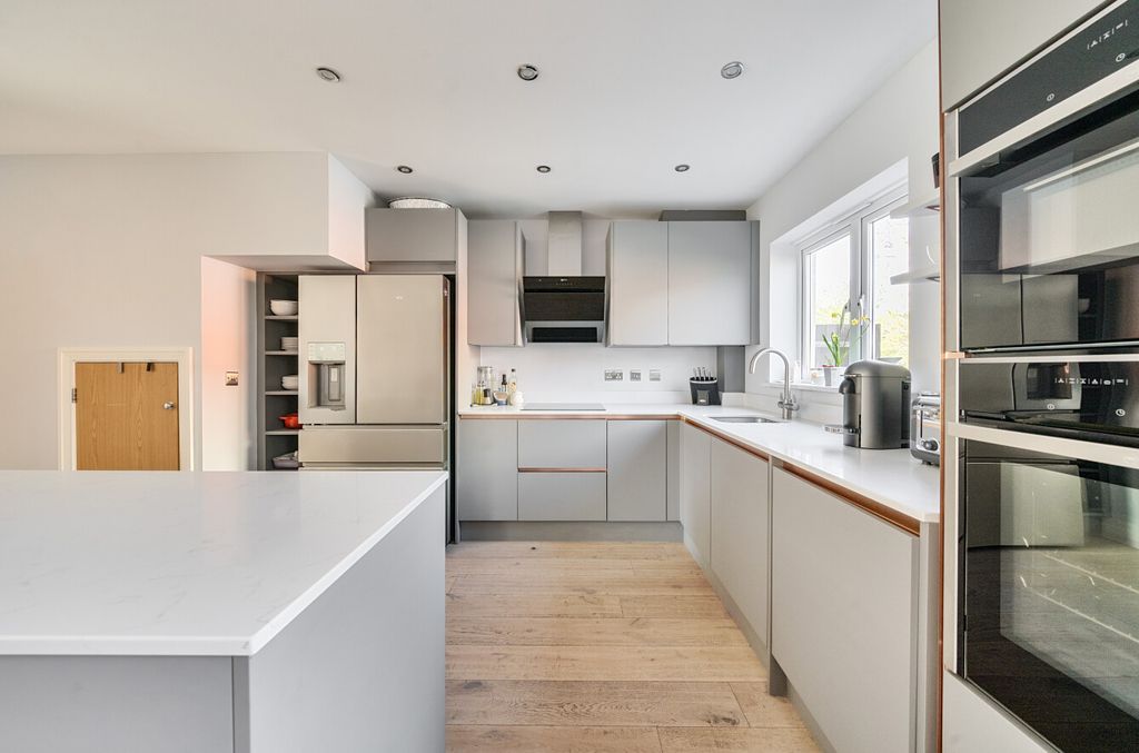 Property photo 3 of 15 Kitchen Breakfast