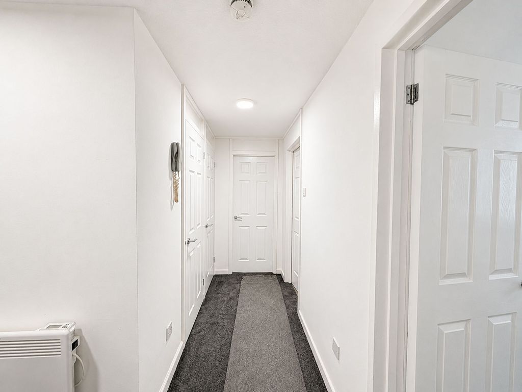Property photo 2 of 11 Hallway