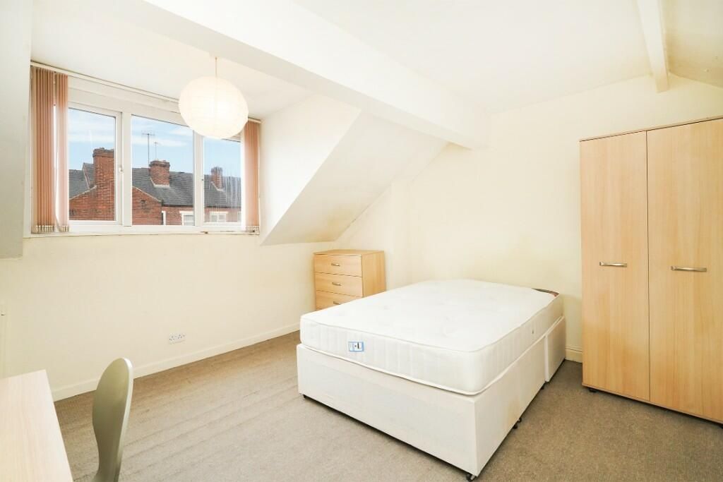 Property photo 3 of 12 Bright And Tidy Double Bedroom Featuring A Comfort...