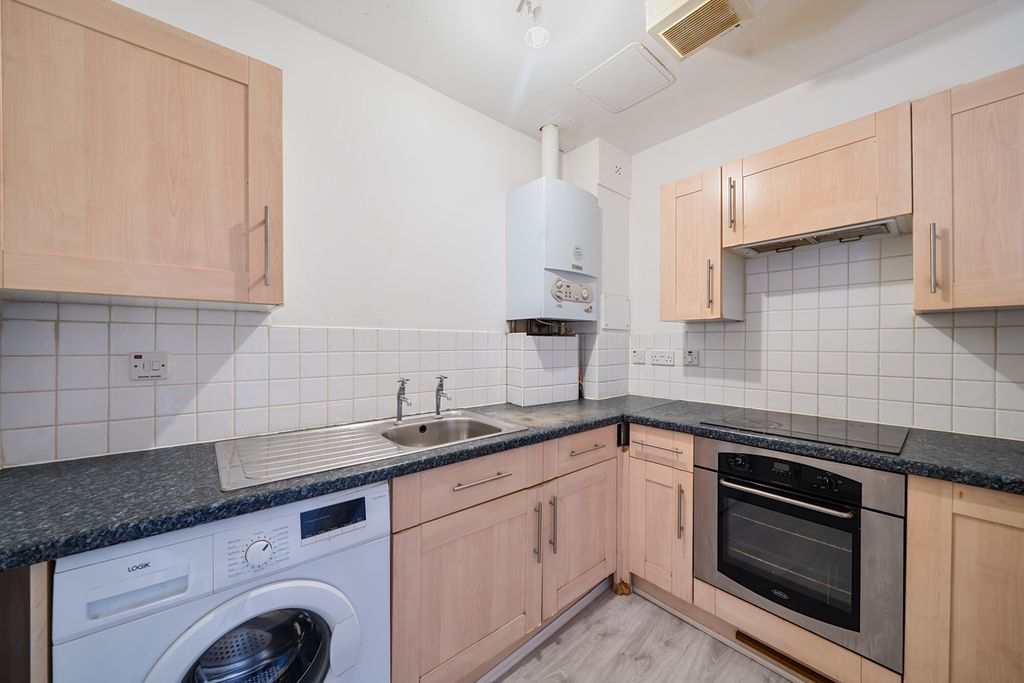 Property photo 3 of 13 1305292-8-684845c...