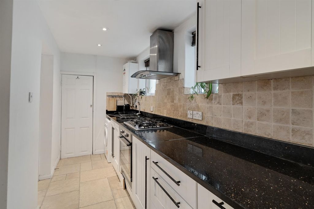 Property photo 3 of 10 Kitchen