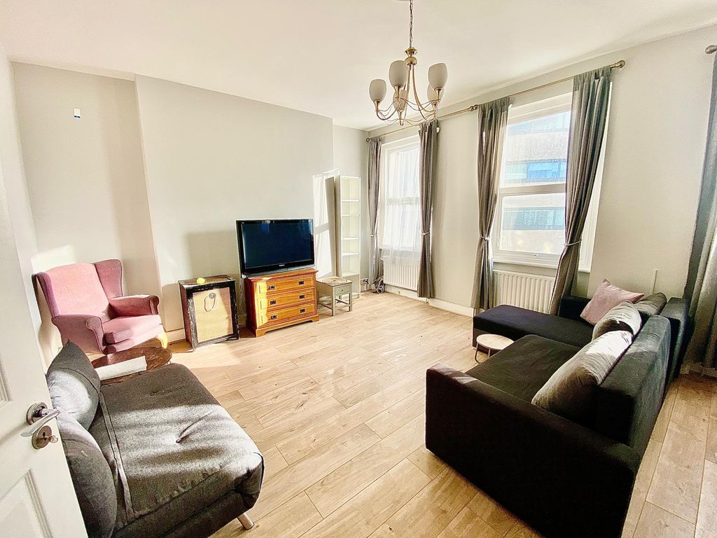 Property photo 2 of 8