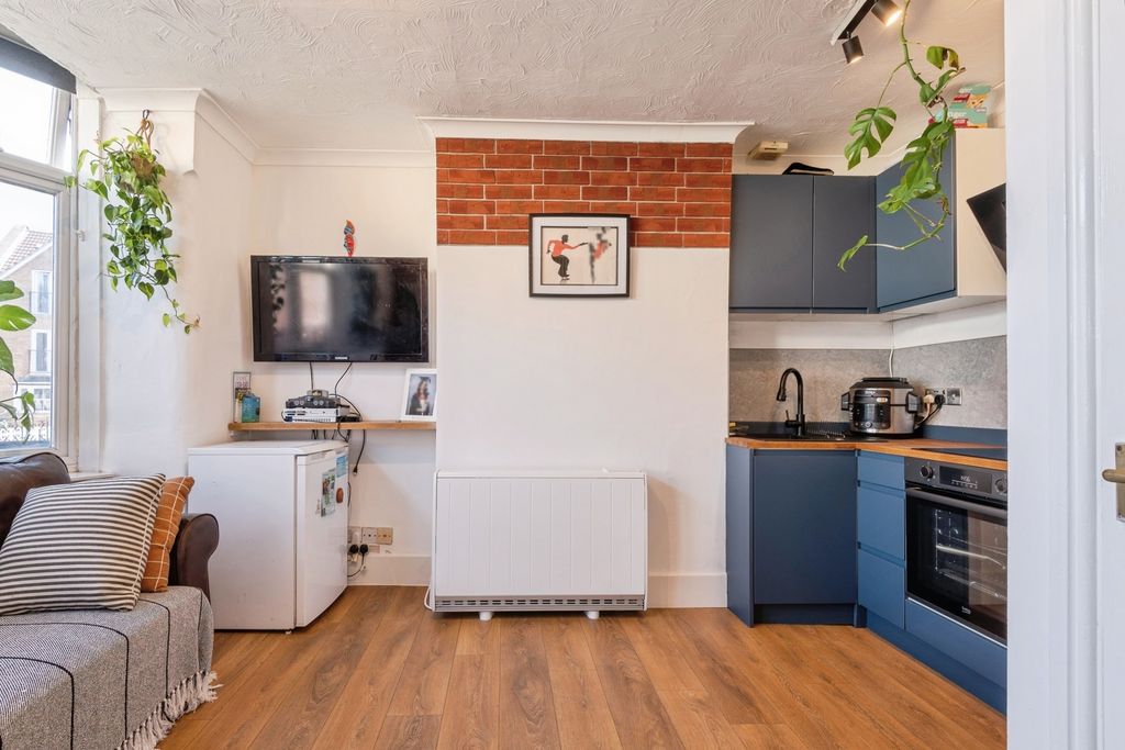 Property photo 3 of 14 Pbox-Img.Jpg