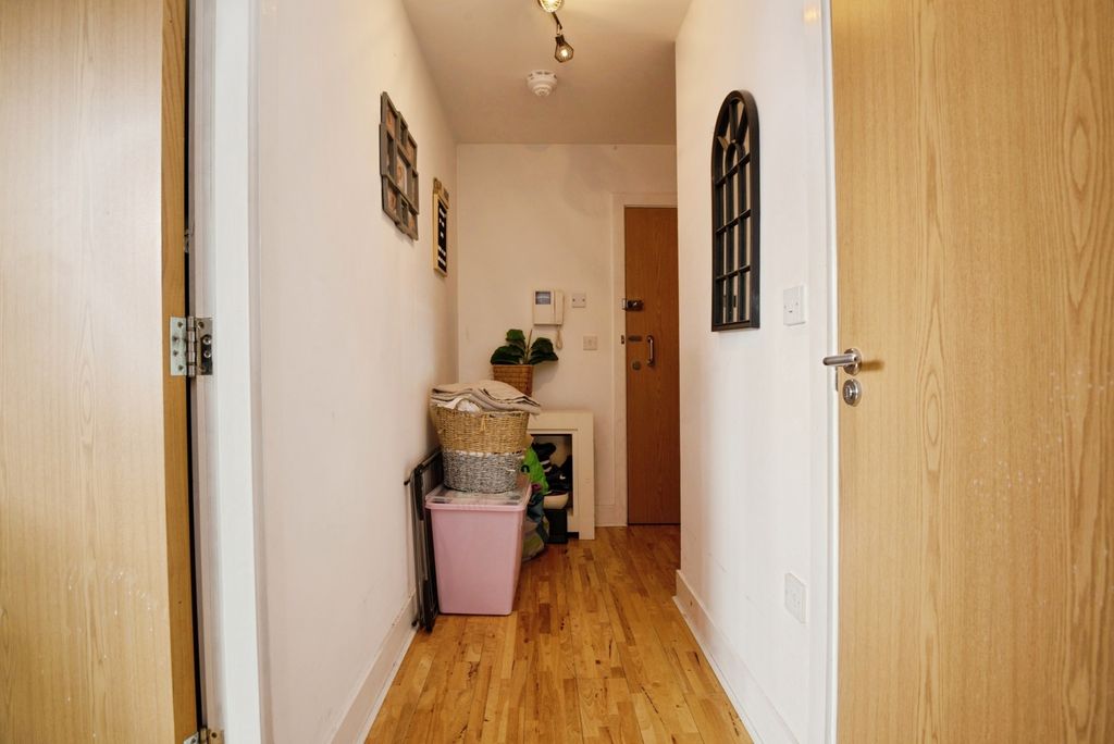 Property photo 2 of 10 Hallway