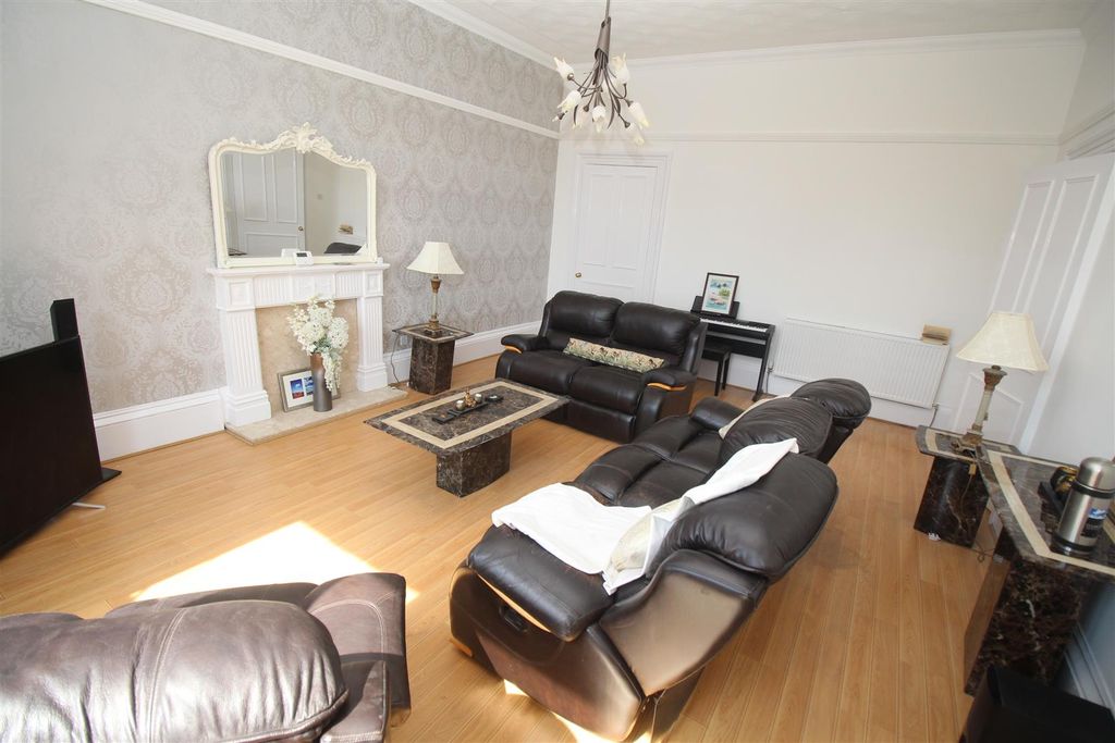 Additional image 5 of 4 bed flat for saleArdgowan Square, Greenock PA16