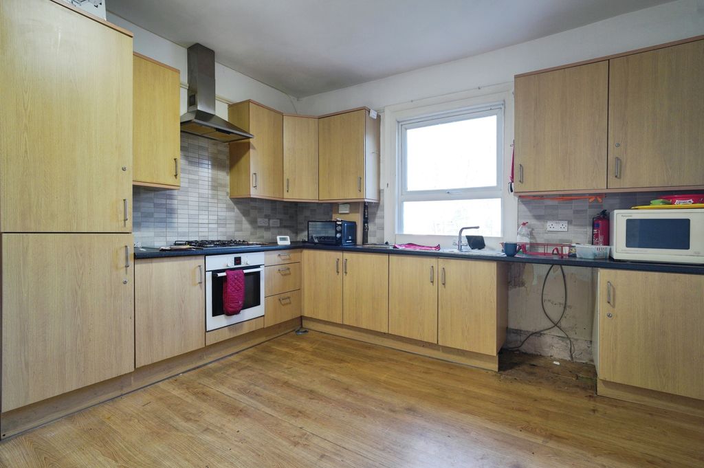 Property photo 3 of 20 Kitchen