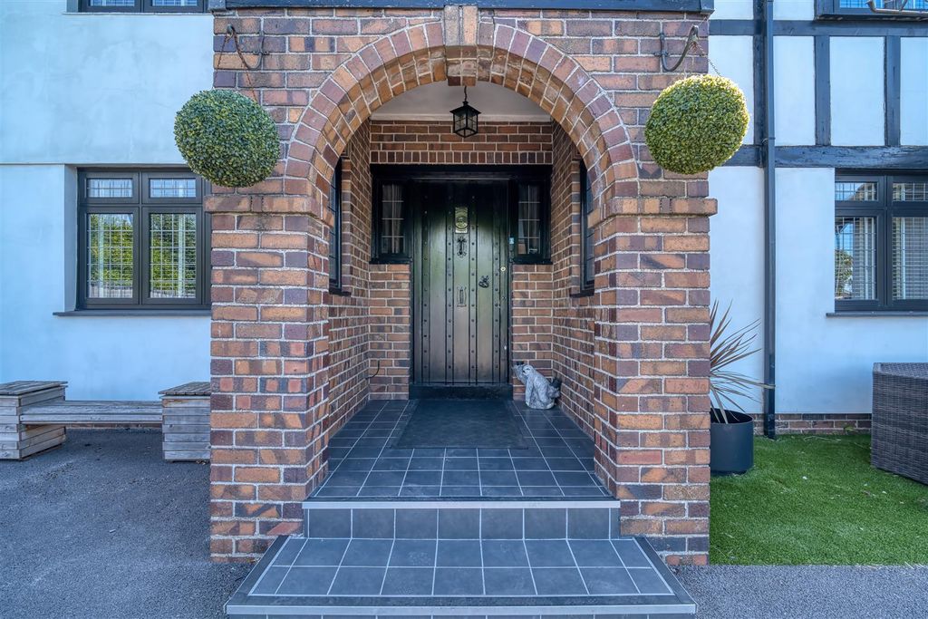 Property photo 2 of 36 Entrance Hall