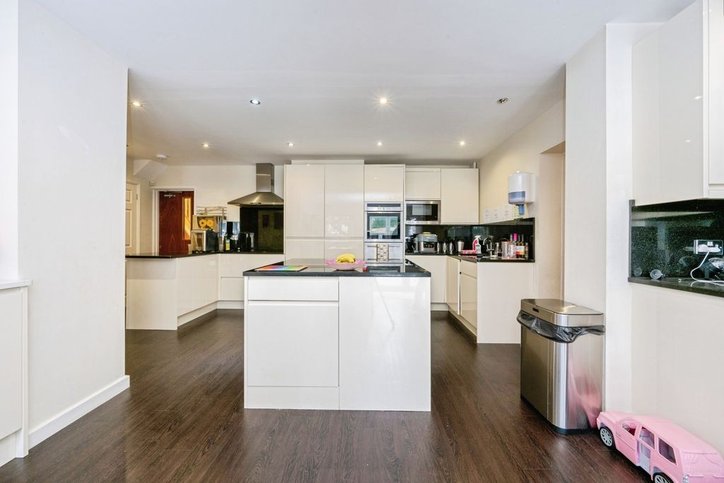 Property photo 3 of 17 Photo