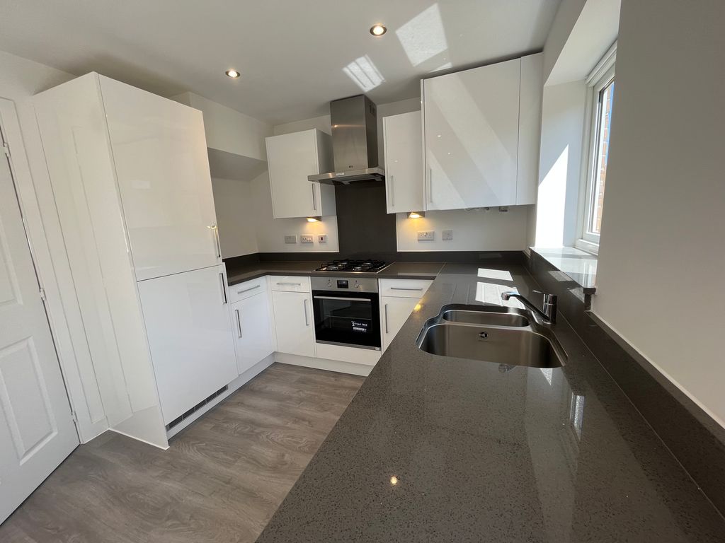 Property photo 3 of 17 Kitchen