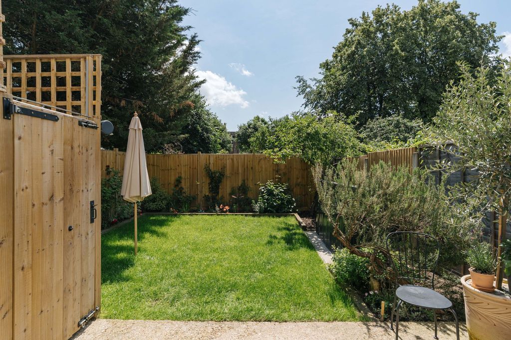 Property photo 2 of 14 Shrubland Road E8