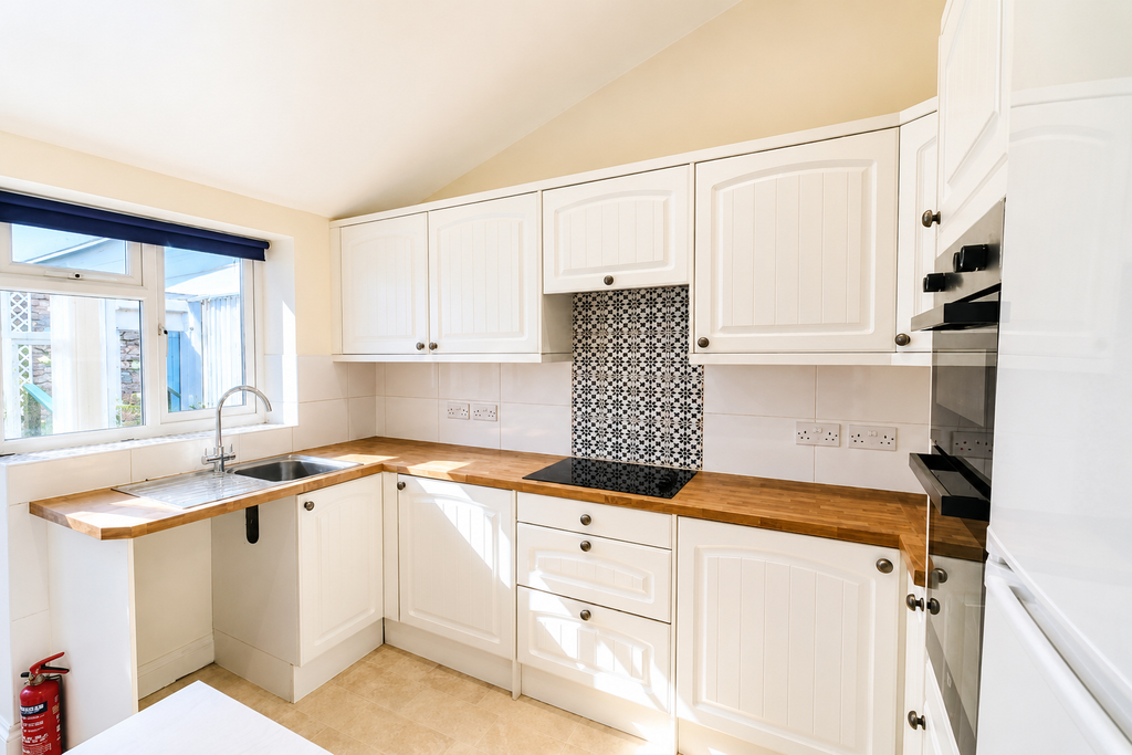 Property photo 3 of 6 Kitchen