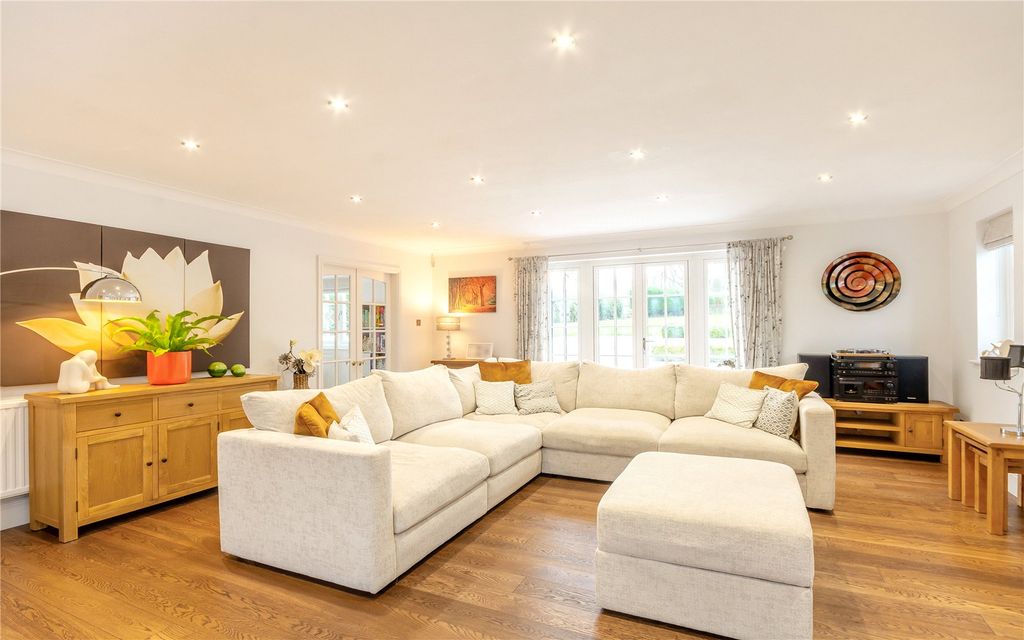 Property photo 2 of 14 Sitting Room