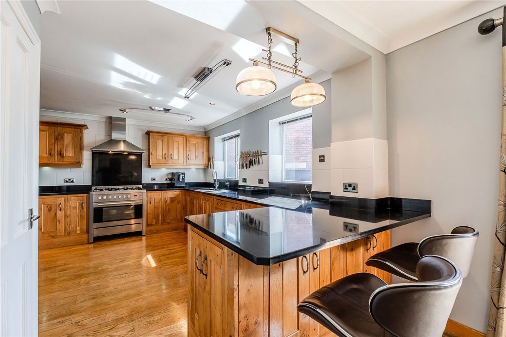 Property photo 2 of 33 Picture No. 05